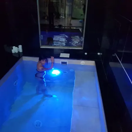 La Casa Con Piscina Riscaldata Interna Anna Luxury Garden